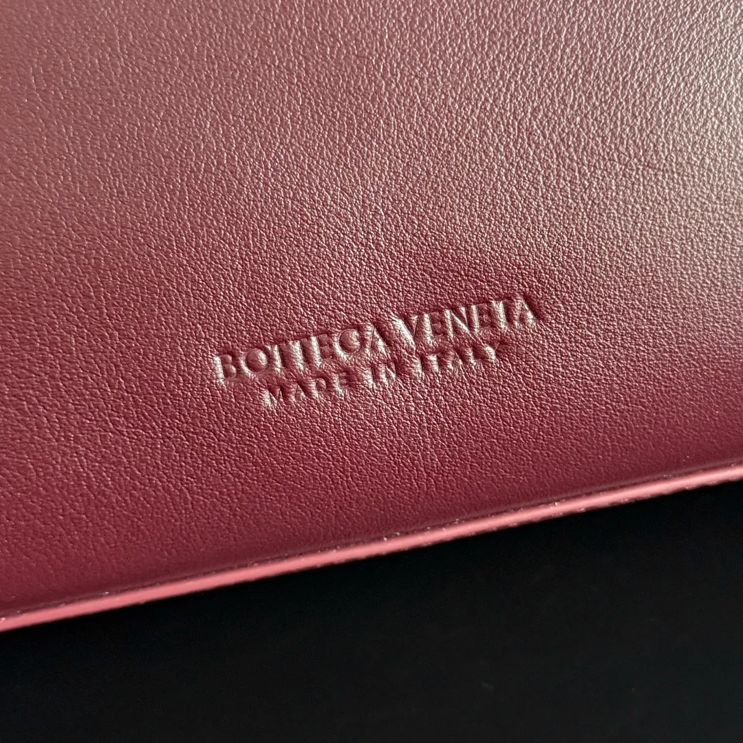 Batch 2360 BottegaVeneta Latest Ciao Ciao Bag Silky cowhide two-way flap handbag with signature twist detail, hidden hook closure, flap can be fastened to the front or attached to the INTRECCIATO woven interior pocket, comes with an adjustable and detachable crossbody strap, interior compartment, and also features a zippered pocket. The surprise flap has various shapes. Style 1 - Cover the bag surface and expose the knot decoration. Style 2 - Place the flap inside the bag. A buckle is also designed. Style 3 - The U-shaped position of the top handle in the hand bag. Style No.: 817231 Size: 34*26*15cm